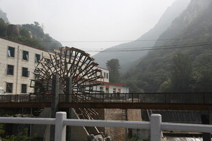 山间古朴大水车景观