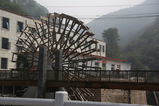 古朴大水车屹立山间