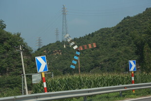 公路旁的蓝白警示标志