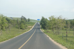 乡村公路延伸向远方