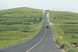 蜿蜒公路穿行于绿野之间