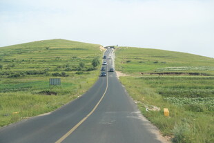 草原公路伸向远方