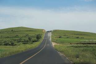 草原中的延伸公路