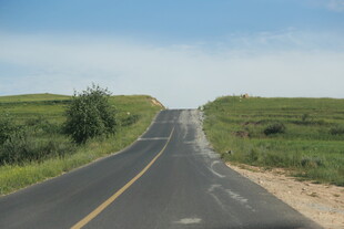乡间公路延伸向远方