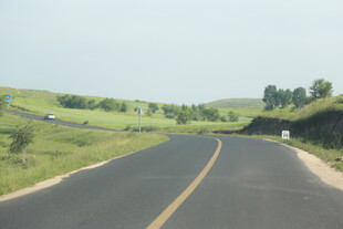 蜿蜒公路穿行于绿野之间