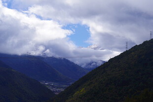 山间云雾缭绕的壮美景色