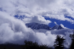 云雾缭绕中的巍峨雪山