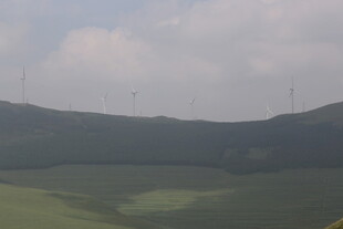 山丘上的风力发电机组