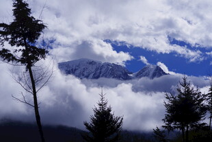 云雾缭绕中的巍峨雪山