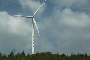 山顶上的白色风力发电机