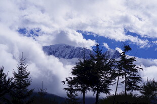 云雾缭绕中的山林与远山