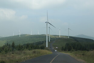 公路旁的风力发电机组