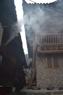 乡村小屋炊烟袅袅