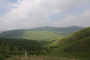 青山绿野间的秀丽风光