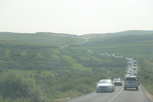 公路上行驶的多辆汽车