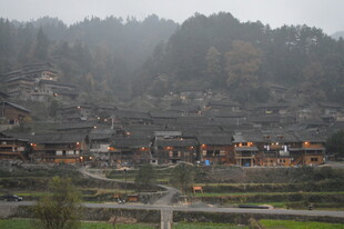 苗寨晨景 古朴村落隐于雾中