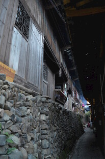 古朴山村小巷 石墙木屋