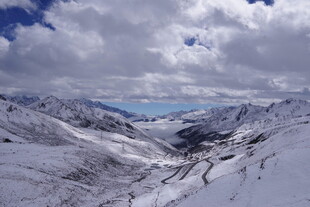 雪山云海壮丽景致