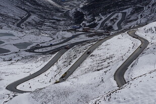 雪山间蜿蜒的曲折公路