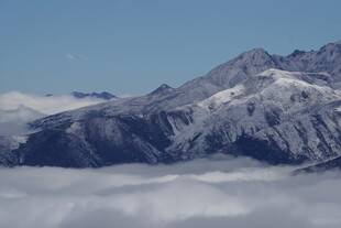 雪山云海壮丽景观