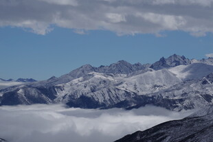 雪山云海壮丽景观