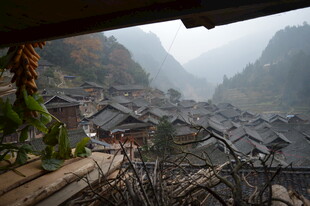 俯瞰古朴山村美景