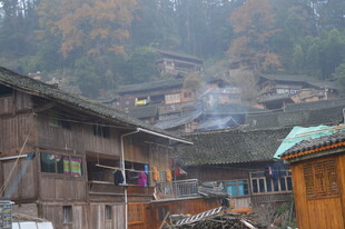 秋日山乡古朴民居景象