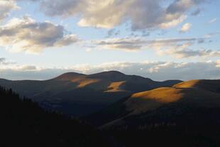 黄昏下的壮丽山峦景色