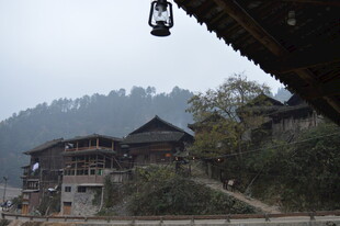 山间古朴吊脚楼景致