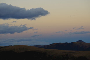 黄昏山峦与天边云朵美景