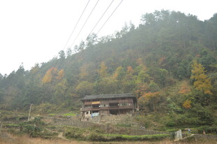 山间秋景中的古朴小屋