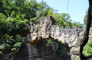 山间石桥游人漫步