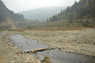 山间干涸河道景象