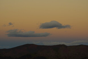 黄昏山峦间的云朵美景