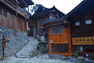古朴山间木屋村落景致