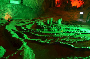 地下溶洞奇幻绿色景观