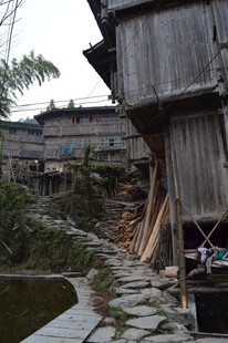 古朴木质村落中的石板小径