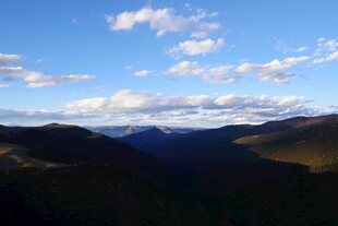 壮丽山景与蓝天云朵