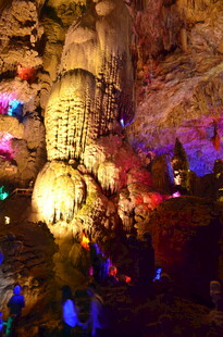梦幻溶洞景观 灯光璀璨