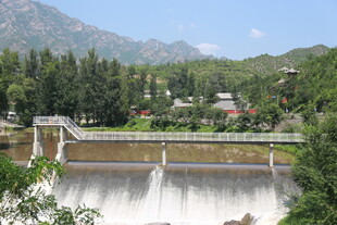 山间水坝美景