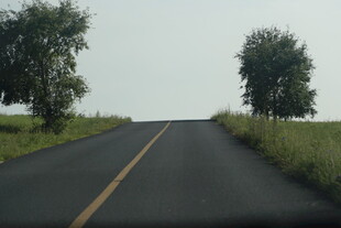 空旷公路延伸向远方