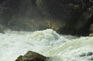 湍急河流中的汹涌白浪
