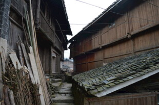 古巷间的木质老屋风貌