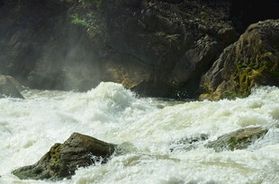 湍急河流中的嶙峋怪石