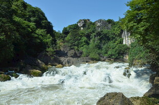 山间湍急溪流美景