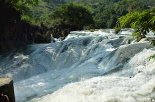 山间湍急瀑布景观
