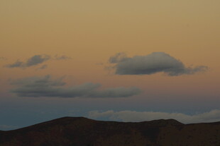 黄昏时分的山峦与云朵
