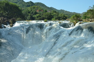 山间湍急溪流瀑布景观