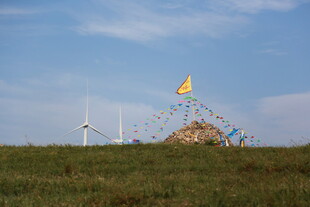 草原上的经幡与风力发电机