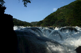 山间奔腾的壮丽瀑布景观